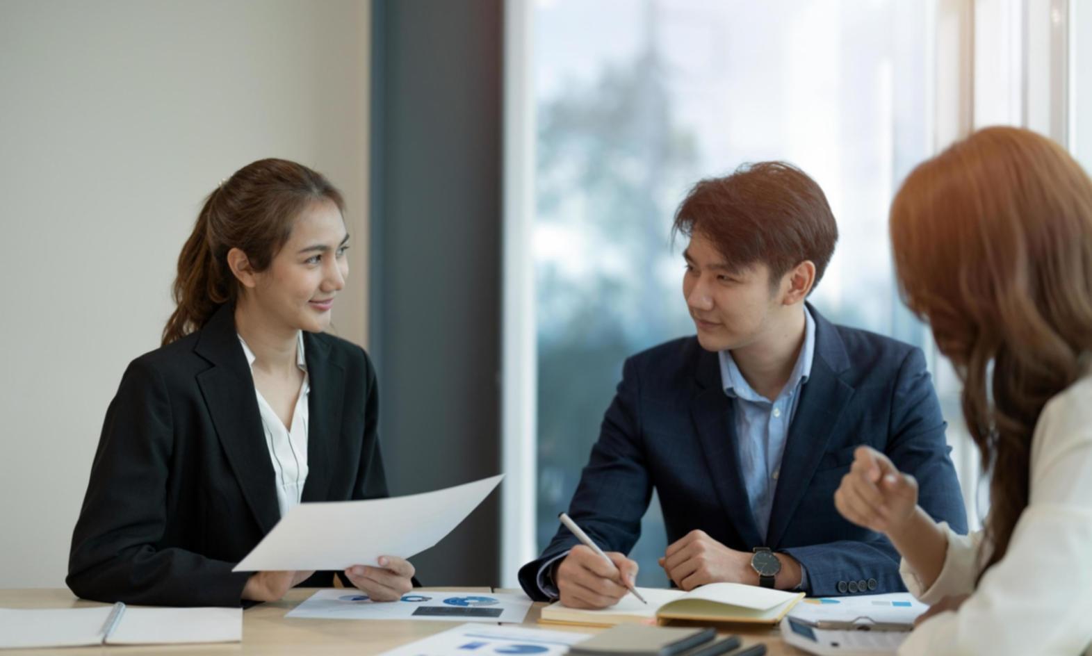 Консультация клиентов по выбору страховых продуктов